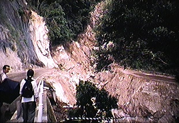 土石流の北側から道路の破砕部分:68KB